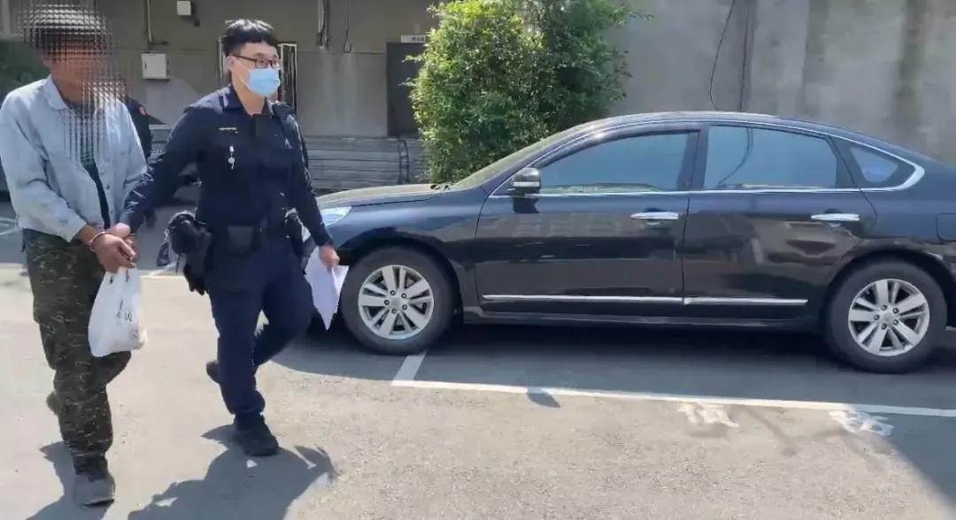 被壓制在地的「蘇男」慌張向員警表明身分，原來他是員警要找尋通緝犯的親哥哥，兄弟倆長非常相似，但哥哥也是一名傷害及酒駕的通緝犯。（圖/警方提供）