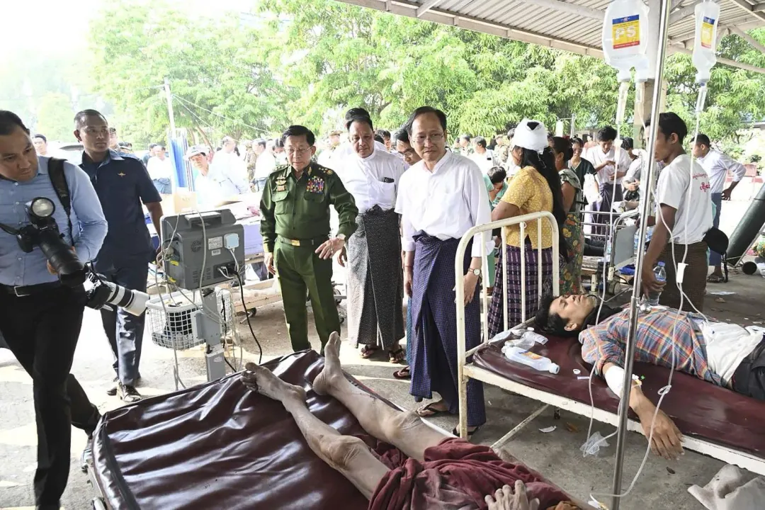 緬甸軍政府領導人敏昂萊向國際求援。圖為敏昂萊（中）28日視察災民。（圖／美聯社）