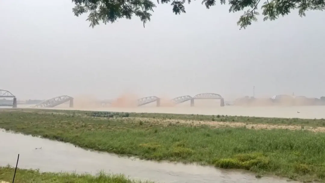阿瓦橋被地震震斷。（圖／路透社）