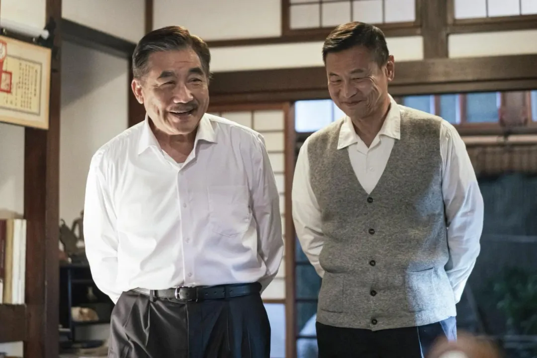 張世(右)與梁修身亦師亦友展現好情誼。(圖/伯樂影業提供)