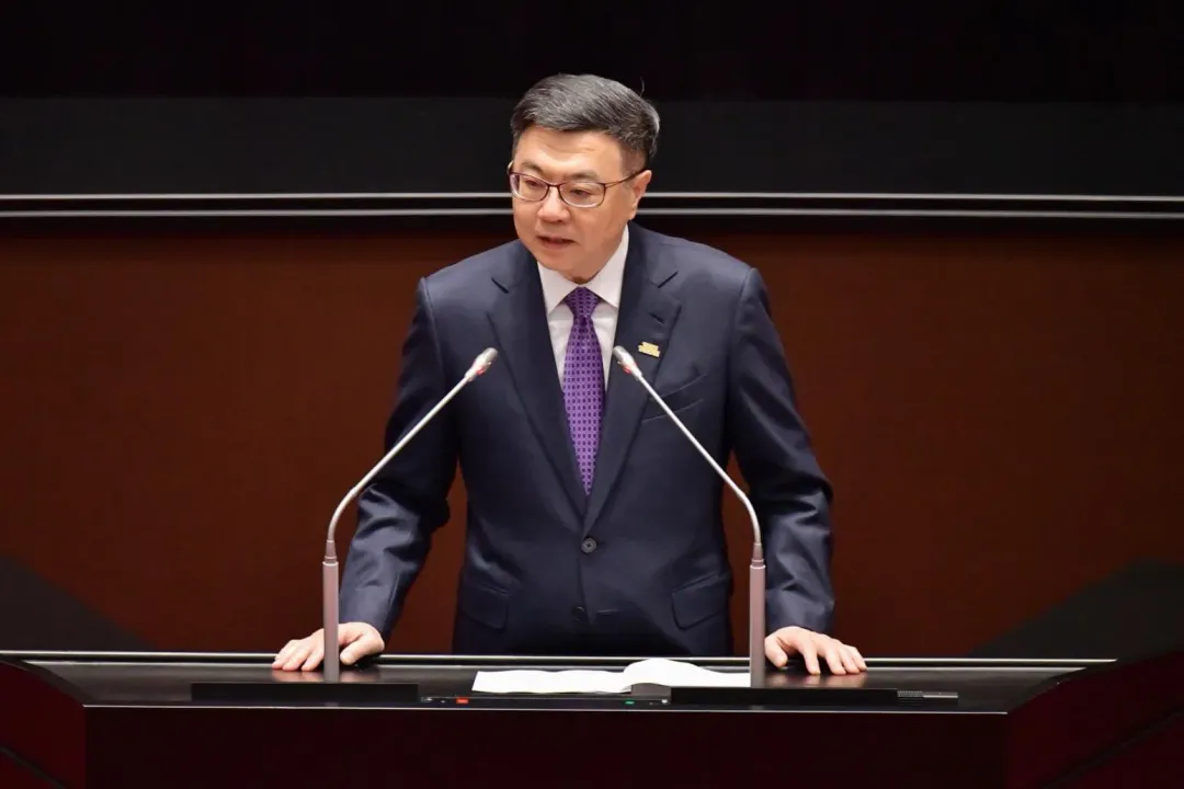 卓榮泰表示，未來翁曉玲索取資料一律要先送到行政院核定，否則不會提供，引發爭議。（圖取自卓榮泰臉書）