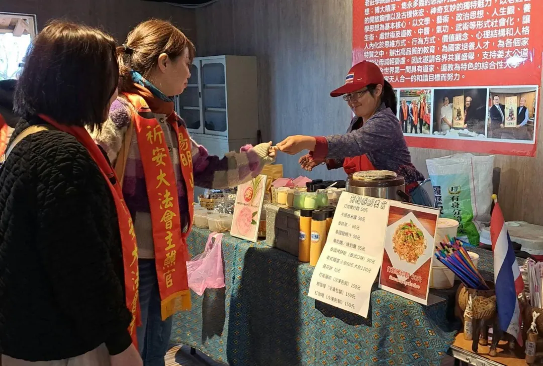 因看好國旅市場,今年桐花季進駐四十個多元文化美食攤位,遊客賞桐亦可品嚐世界各地美食小吃,大飽口福。(圖/姜太公道場提供)