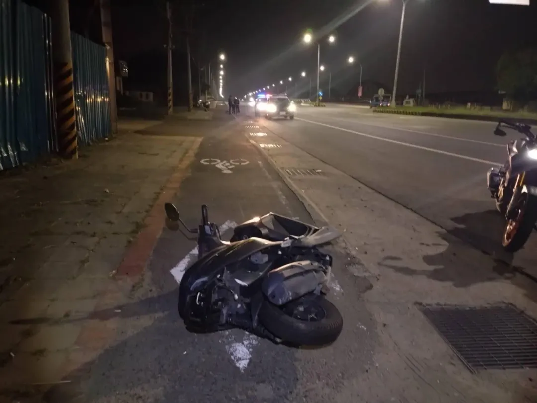 28日，台南市官田區台一線縱貫公路上，1輛白色休旅車追撞機車後，機車騎士瞬間噴飛，被送醫急救，休旅車司機肇逃。（圖/警方提供）
