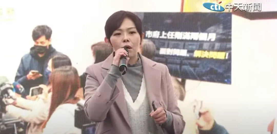 高虹安現身民眾黨宣講活動,呼籲民眾反對罷免。(圖/中天新聞)