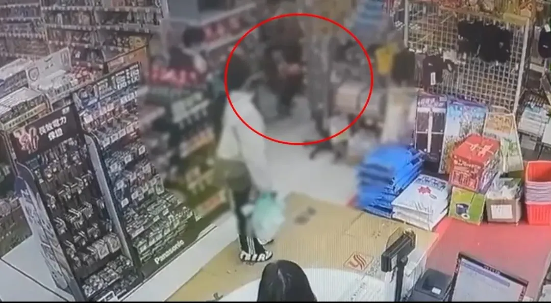 一名陌生男子出腳踹傷女童。（圖／翻攝畫面）