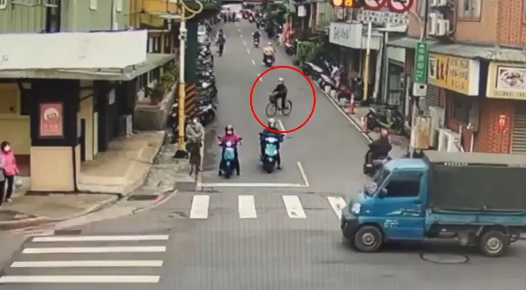 出腳踹傷女童的男子騎腳踏車離去。（圖／翻攝畫面）