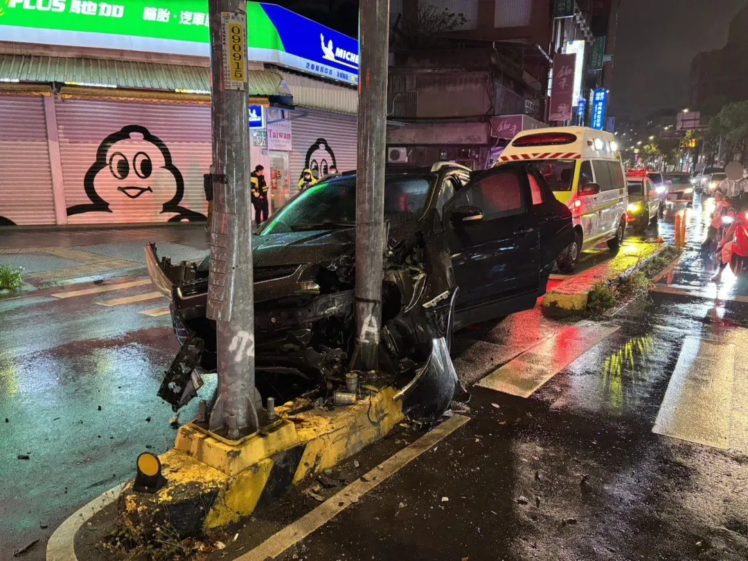 今（30）日晚間19時許，新北市中和區一輛黑色轎車疑似在雨中視線不佳，自撞分隔島，車頭直接被撞毀。（圖/警方提供）