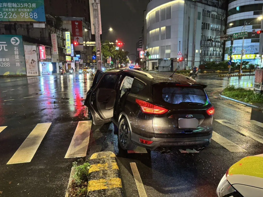 員警獲報到場時僅見一事故自小客車在現場，隨即在現場管制車流並報請拖吊排除。（圖/警方提供）