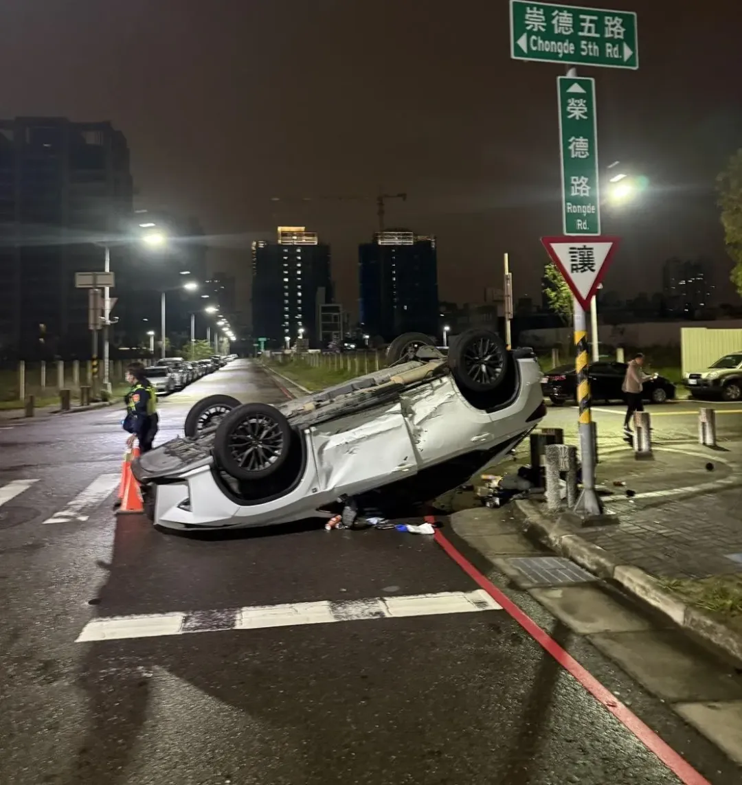 白色轎車180度翻車。（圖／翻攝畫面）