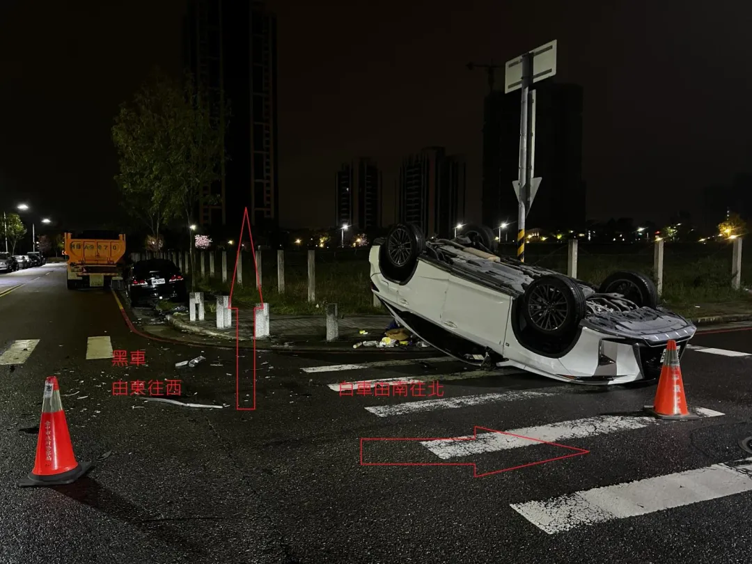 白色轎車180度翻車。（圖／翻攝畫面）