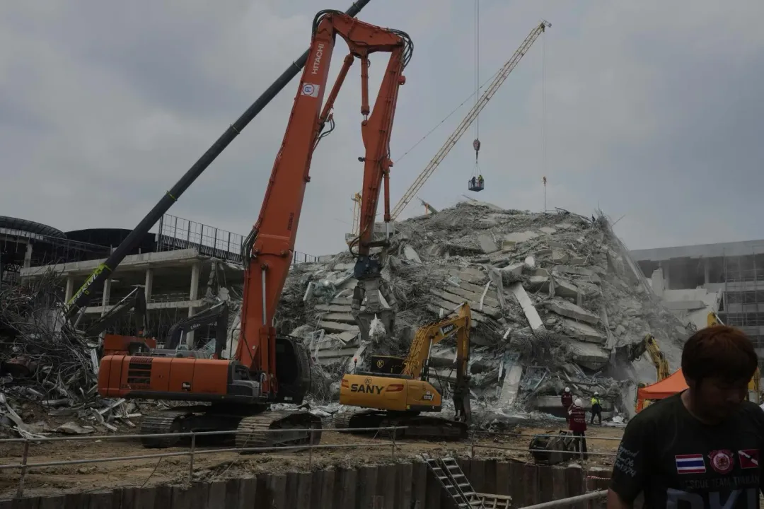 曼谷一棟由中泰合建的審計署大樓在地震中倒塌。（圖／美聯社）