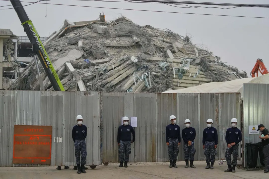 圖為泰國士兵在倒塌大樓外站崗。（圖／美聯社）