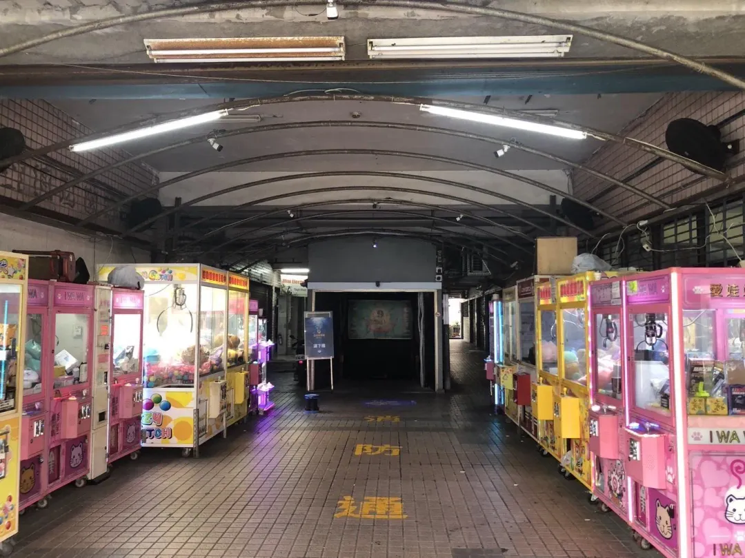 高雄楠梓區瑞屏路某公寓開放空間內，發現一名男子躺臥現場。（圖／翻攝畫面）
