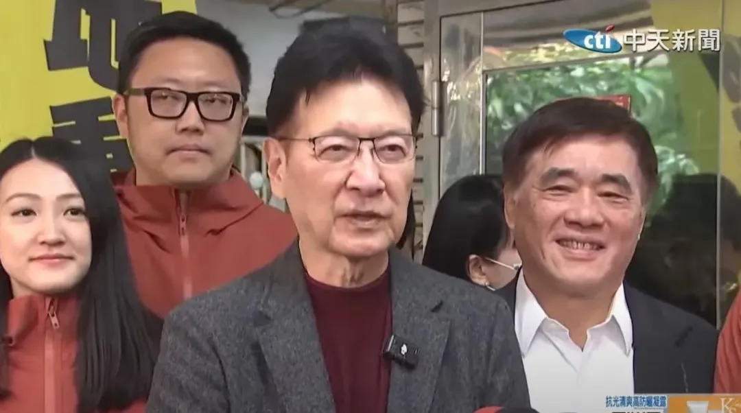 資深媒體人趙少康與前台北市長郝龍斌一起到地動刪瑤總部加油打氣(圖／中天新聞 )