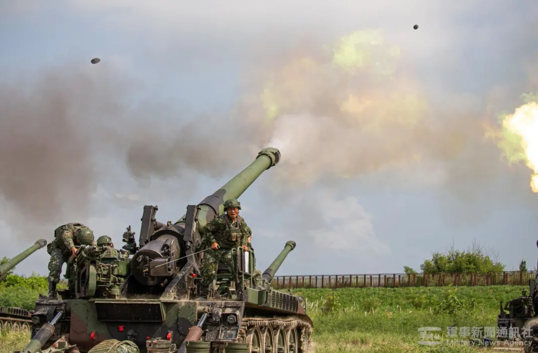 M110自走砲進行重砲保養射擊。(圖/軍聞社)