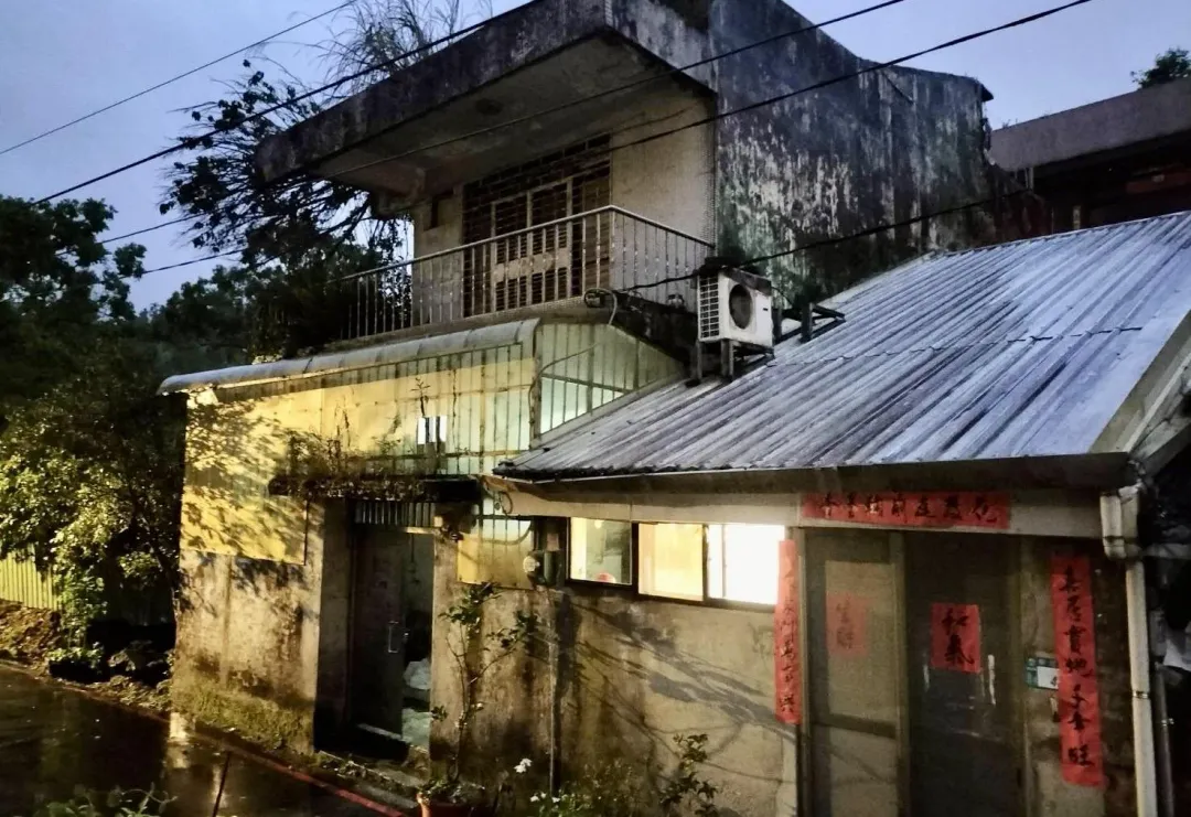 男子在新店一處廢棄透天厝燒雜物。（圖／翻攝畫面）