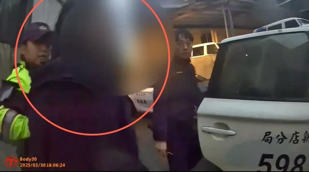 男子在廢棄屋內燒雜物取暖遭警方逮捕送辦。（圖／翻攝畫面）