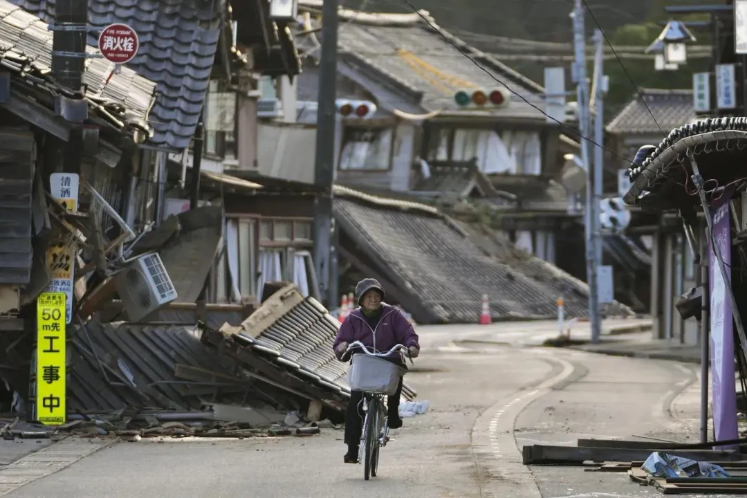 圖為2024年1月1日，日本石川縣能登半島發生規模7.6強震。（圖／美聯社）
