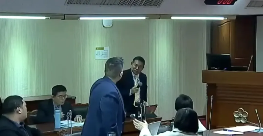 國發會主委劉鏡清在立法院說出「我們黨團」。(圖/中天新聞)