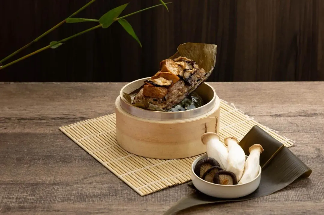桃泉中餐廳「桃泉香粽禮袋」：五穀椒麻菌菇粽。（圖/業者提供）