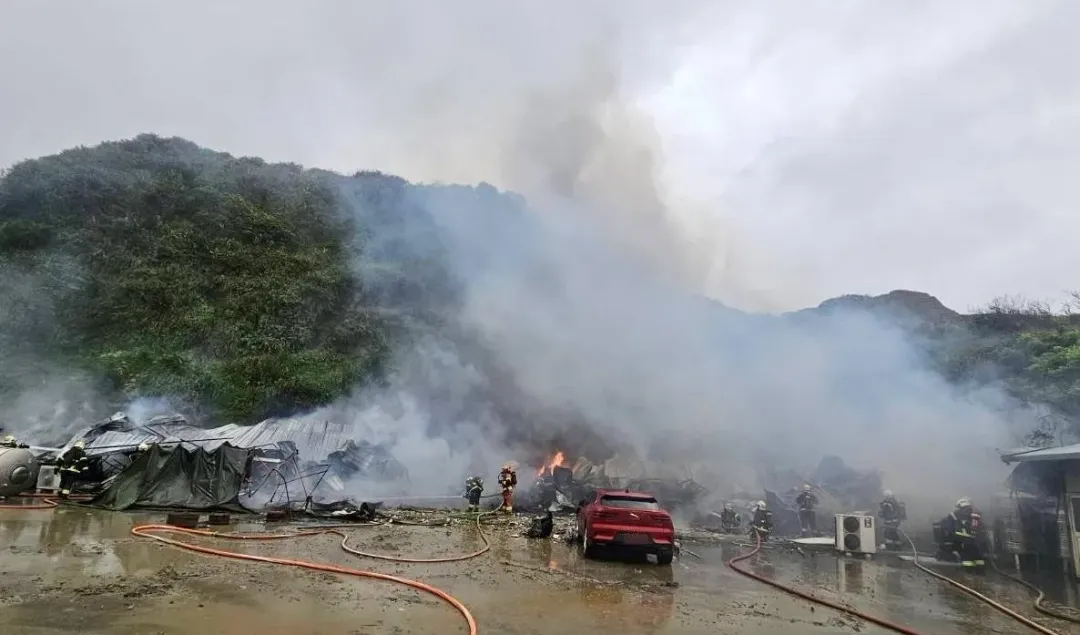 現場大面積燃燒火舌濃煙密佈。（圖／翻攝畫面）