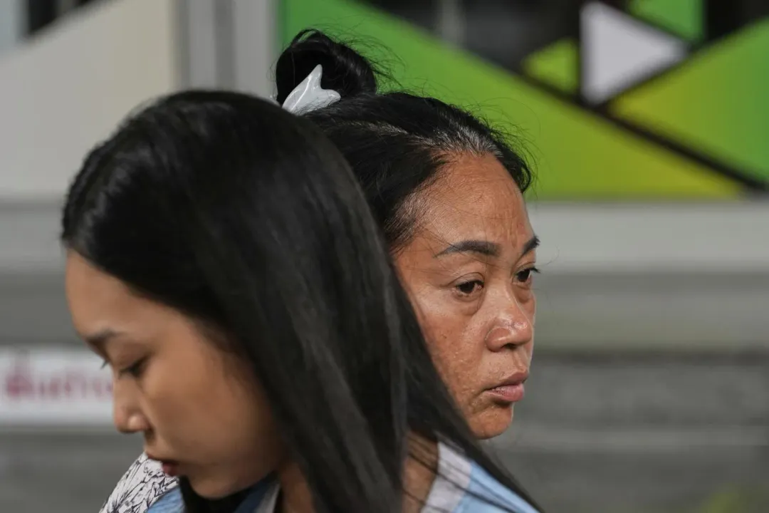 一對母女在等待於倒塌事件中失聯的丈夫的消息。（圖／美聯社）
