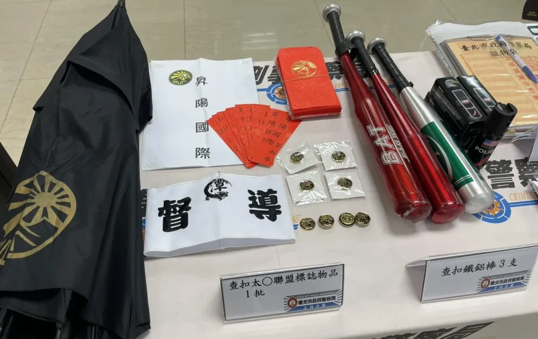 北市警方破獲太陽聯盟查扣棍棒與標誌物品。（圖／翻攝畫面）