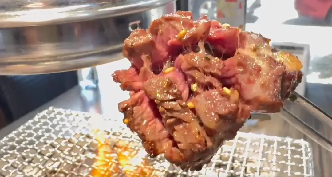 業者解釋，當天該桌客人吃的是特選台灣牛的主廚熟成上蓋，每條牛只有2條肋眼上蓋，加上又很厚，因此價格自然比較貴。（圖/中天新聞）