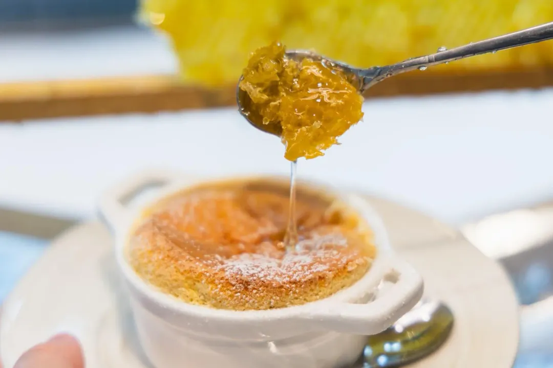 〈雲朵舒芙蕾〉擠進「饗饗」必吃前十名，單吃就能感受樸實的香甜，許多人會再挖取蜂巢蜂蜜或冰淇淋搭配。（圖／饗賓集團提供）