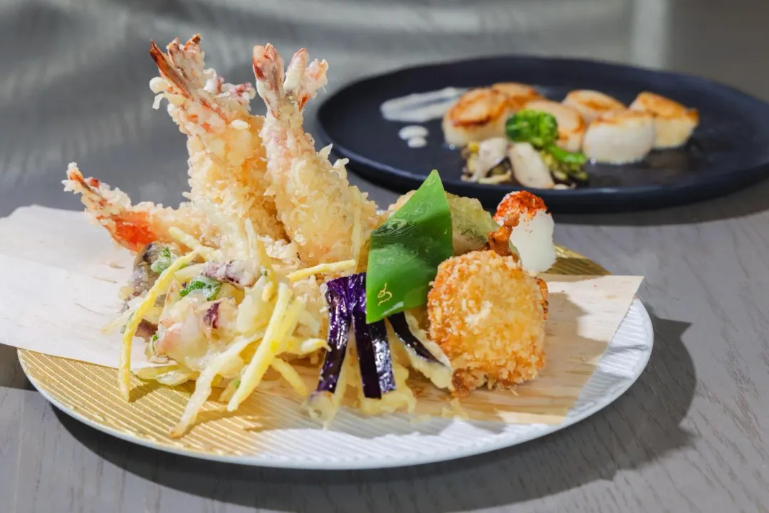 酥脆厚實的〈大蝦天婦羅〉高居「饗饗」人氣菜色第二名，每日可被嗑掉2000尾。（圖／饗賓集團提供）