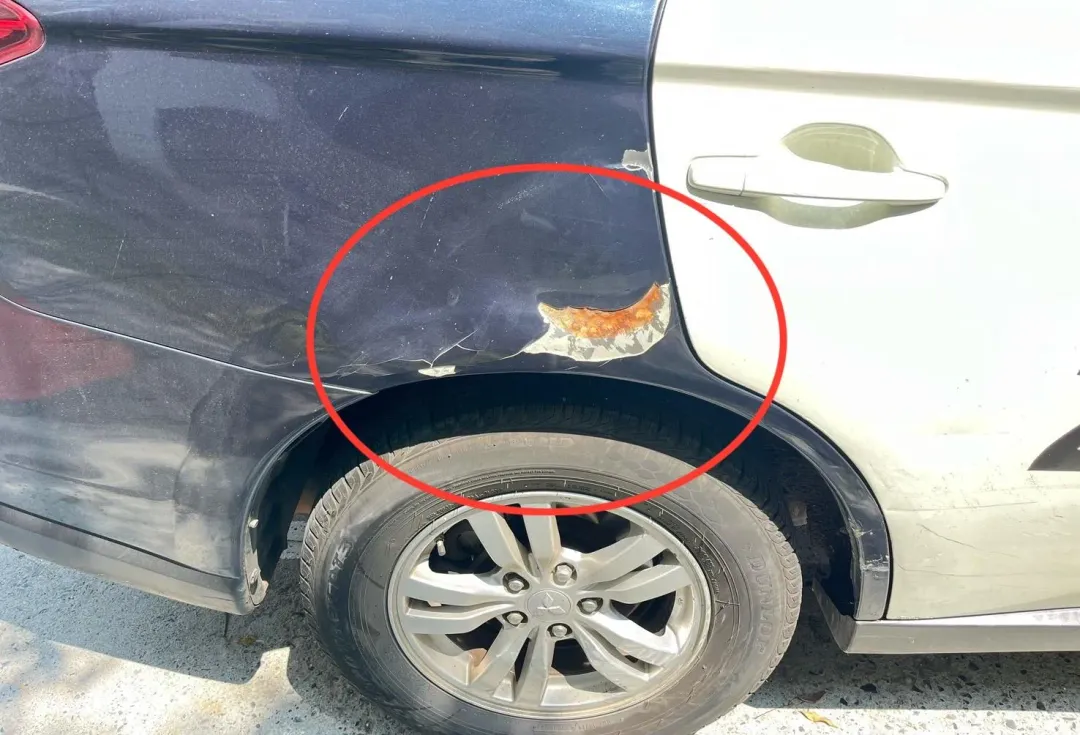 警方巡邏車被嫌犯騎車撞擊受損。(圖/翻攝畫面)