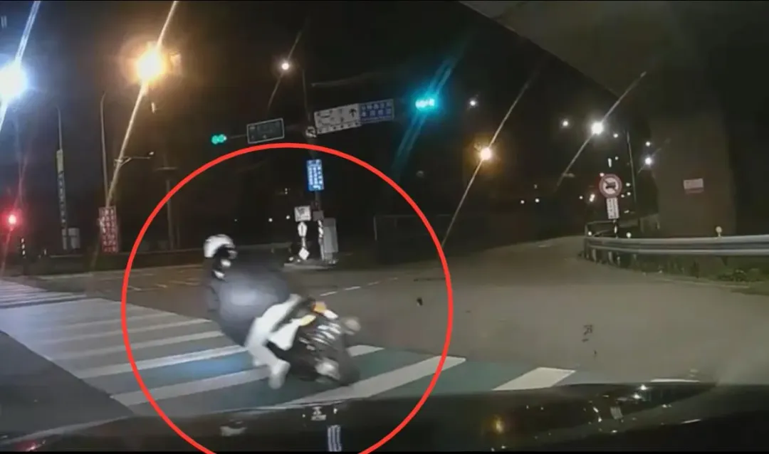 嫌犯拒檢衝撞警車逃逸。(圖/翻攝畫面)