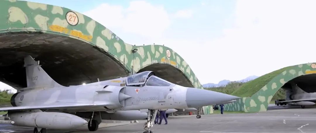 幻象2000戰機由志航空軍基地機堡滑出。(圖/截自空軍臉書影片)