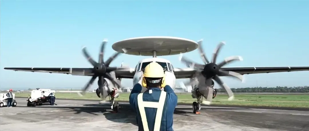 E-2K預警機在屏東空軍基地準備起飛。(圖/截自空軍臉書影片)