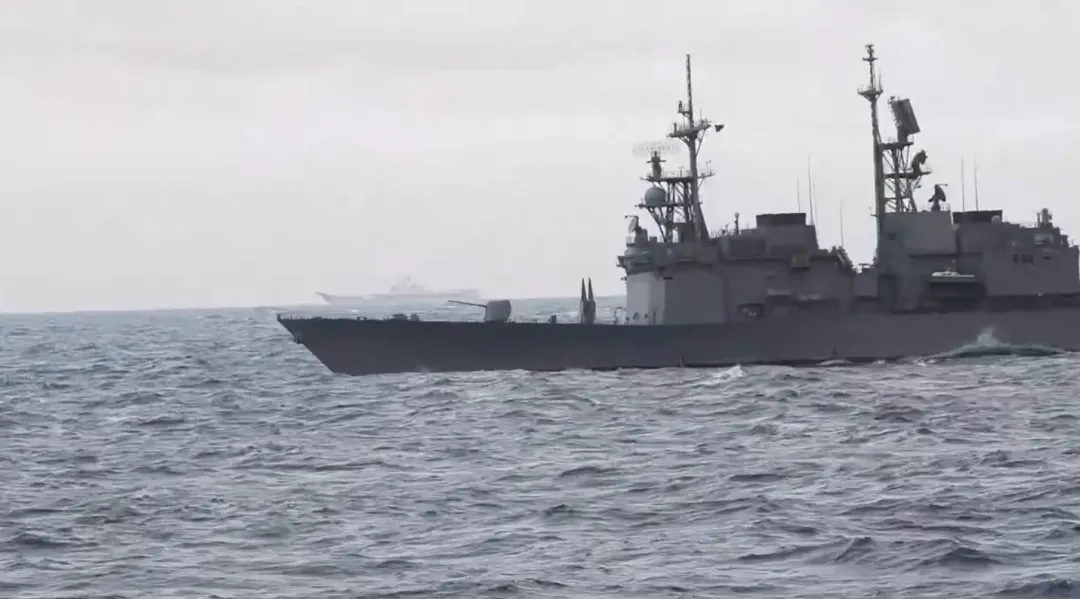 銘傳軍艦(1112)拍攝蘇澳軍艦(1802)監控共艦山東艦(17)與銀川艦(175)畫面。(圖/國防部)