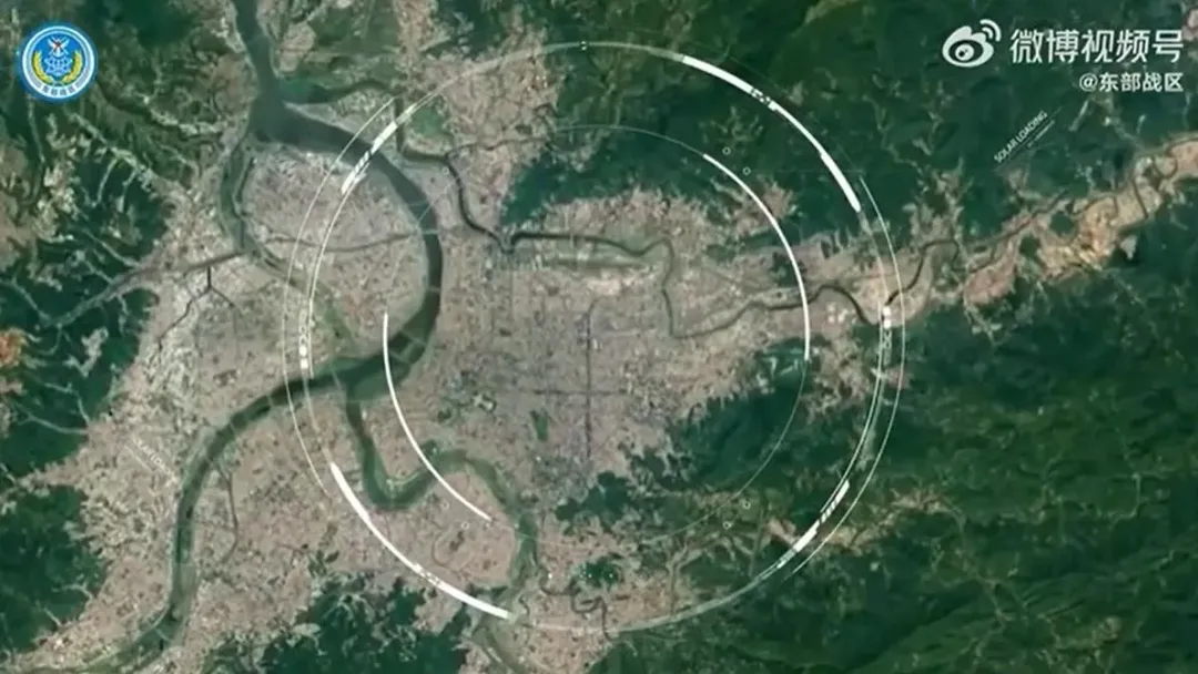 解放軍東部戰區的心戰影片，刻意顯示衛星定位台灣的畫面。（圖／微博）