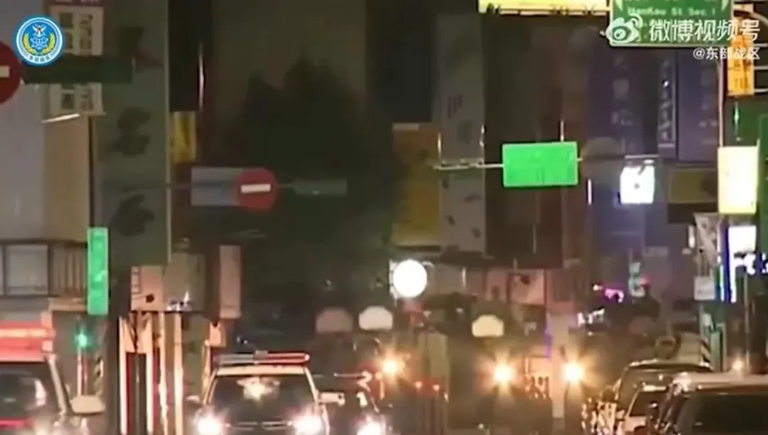 解放軍東部戰區的心戰影片,首次出現台北市街景、我軍戰車轉移的畫面。(圖/取自微博畫面)