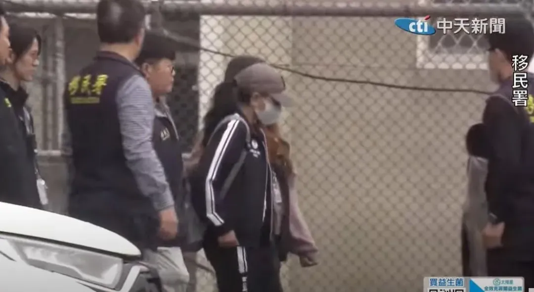 陸配小微被移民署人員帶上車前往桃園國際機場。(圖／中天新聞)