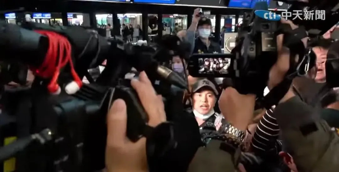 陸配小微在民署人員戒護下，抵達桃園國際機場準備搭機離境。(圖／中天新聞)