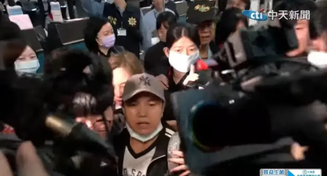 陸配小微在民署人員戒護下，抵達桃園國際機場準備搭機離境。(圖／中天新聞)