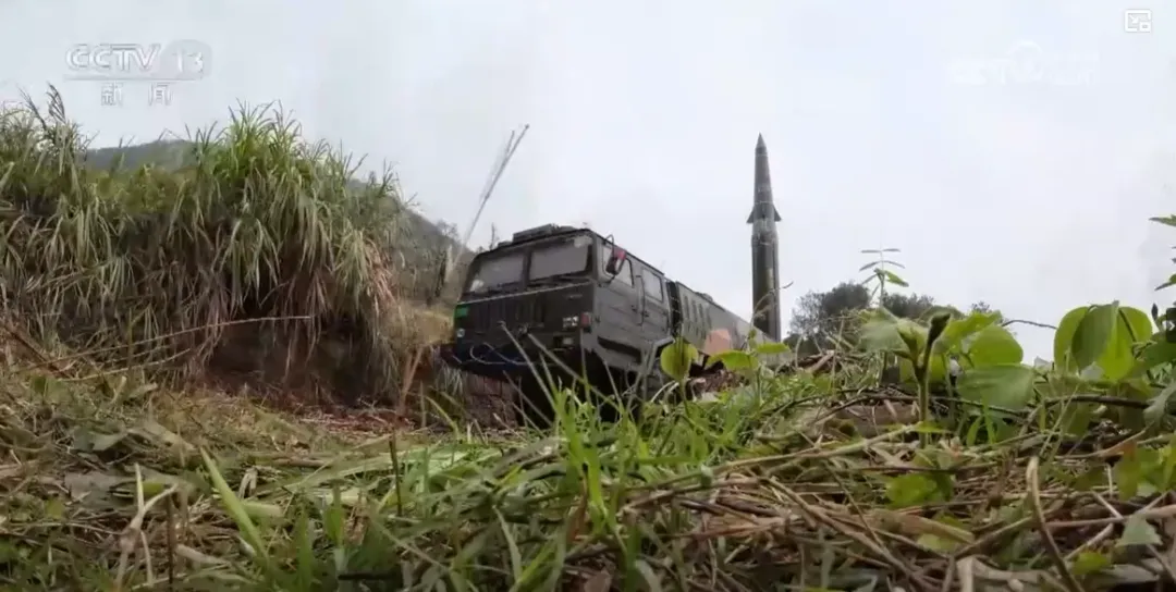 火箭軍某部常規飛彈分隊的演訓畫面。（圖／翻攝大陸《央視》）