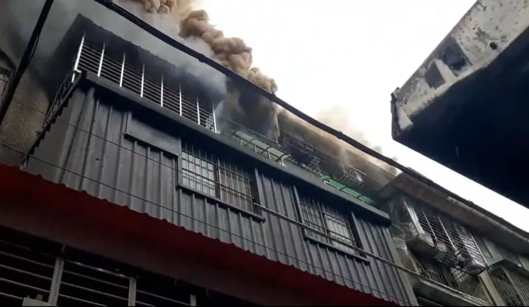 新北市板橋一處公寓發生火警現場濃豔狂竄。（圖／翻攝畫面）