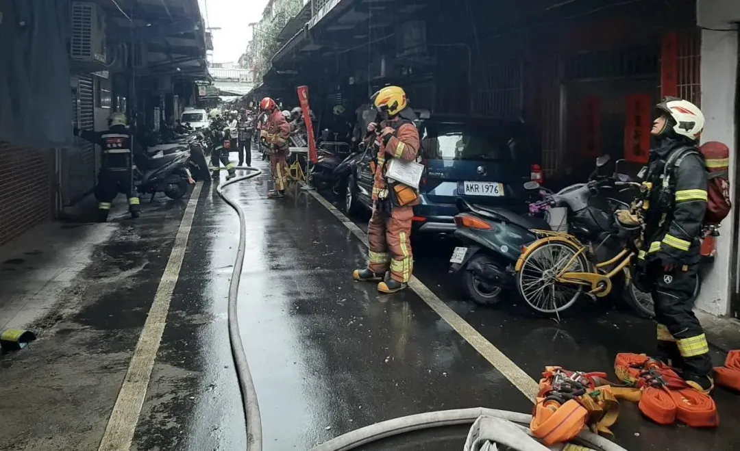 警消到場佈水線灌救迅速撲滅火勢。（圖／翻攝畫面）