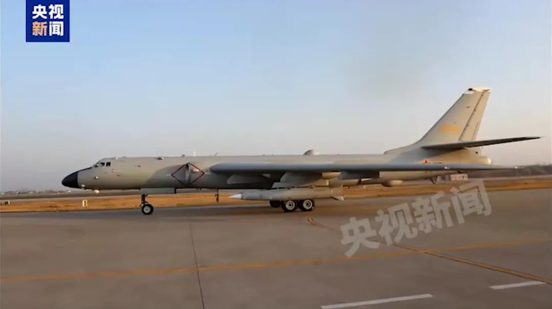 轟6轟炸機滑行。(圖/截自央視)