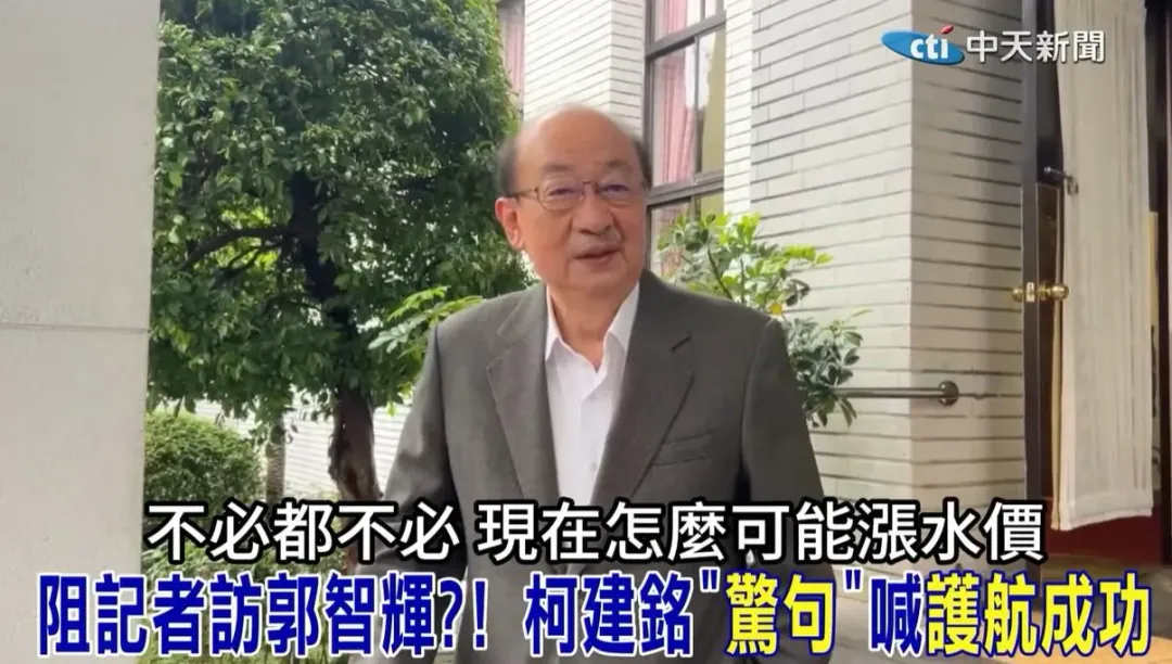 民進黨立法院黨團總召柯建銘阻擋媒體訪問經濟部長郭智輝。(圖／中天新聞)
