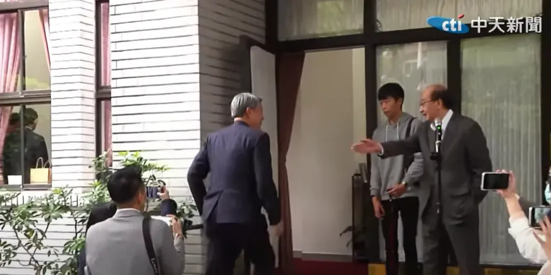 民進黨立法院黨團總召柯建銘阻擋媒體訪問經濟部長郭智輝。(圖/中天新聞)