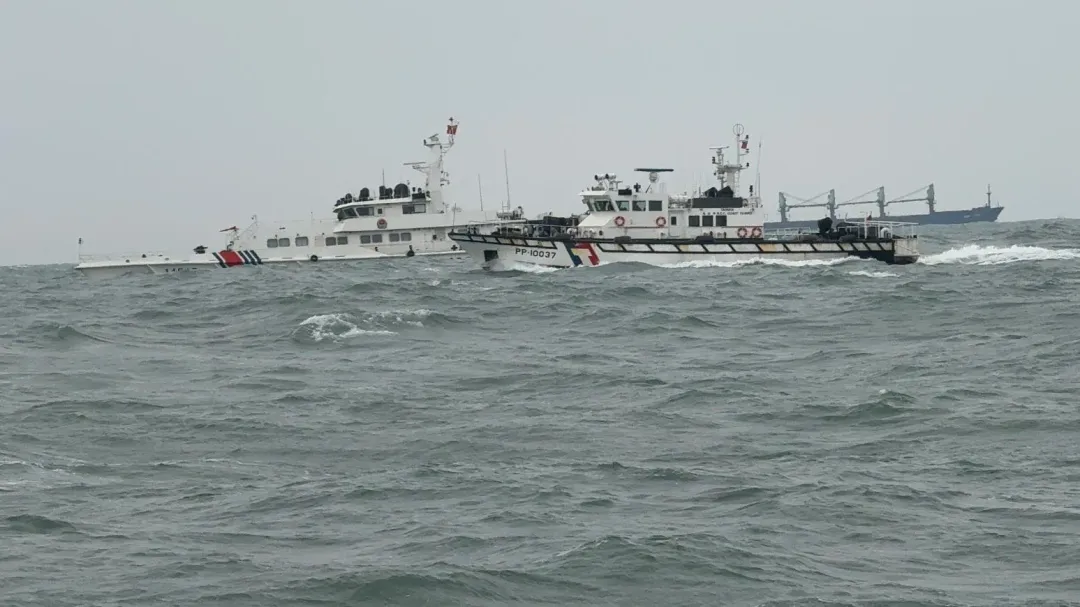 海巡艇驅離海警船。(圖/海巡署)