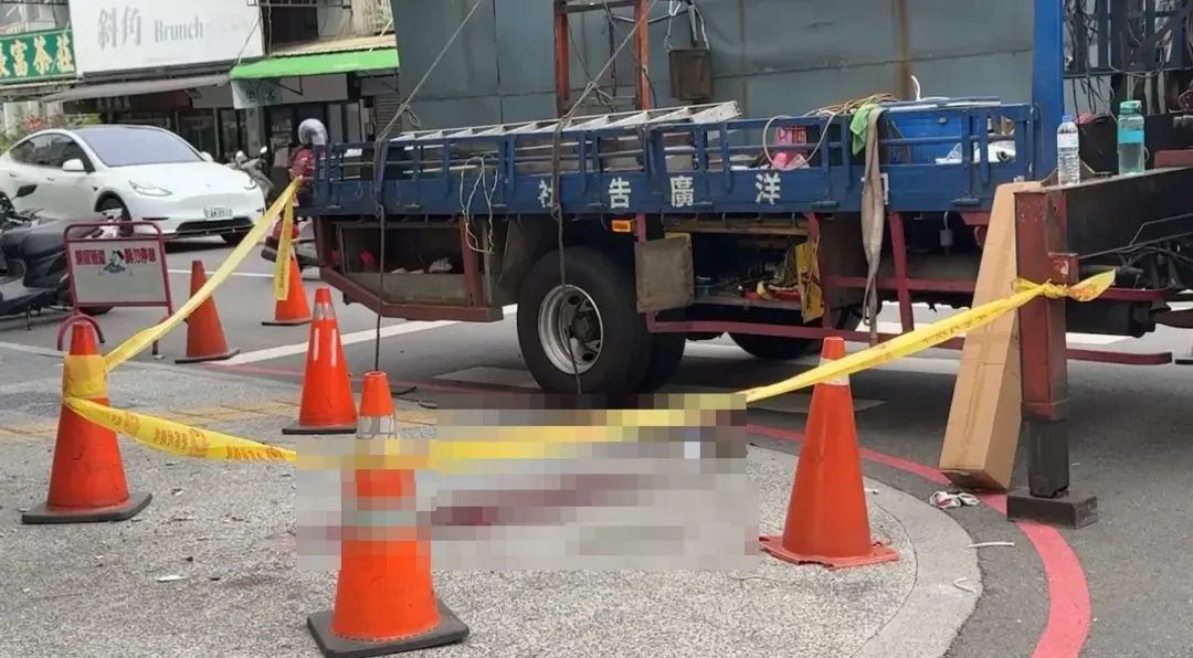工人從3樓高墜落地面留下大片血跡。（圖／翻攝畫面）