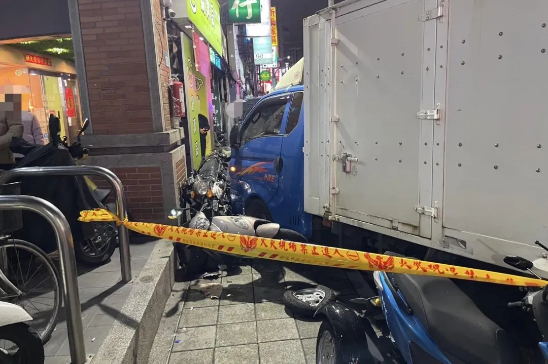 肇事貨車逆向衝撞對向20台汽機車。（圖／翻攝畫面）