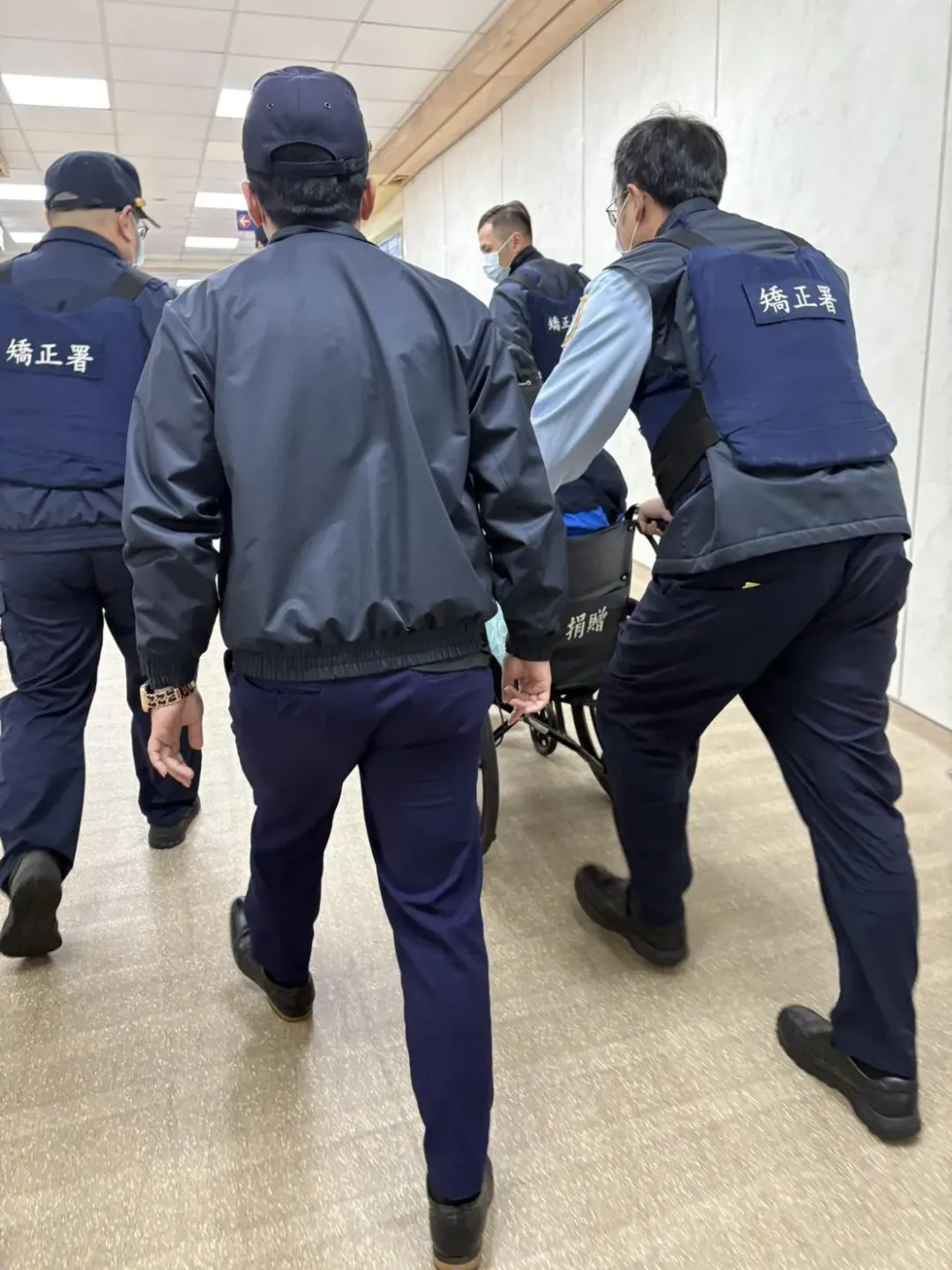 柯文哲1日上午戒護就醫畫面。（圖／中天新聞）